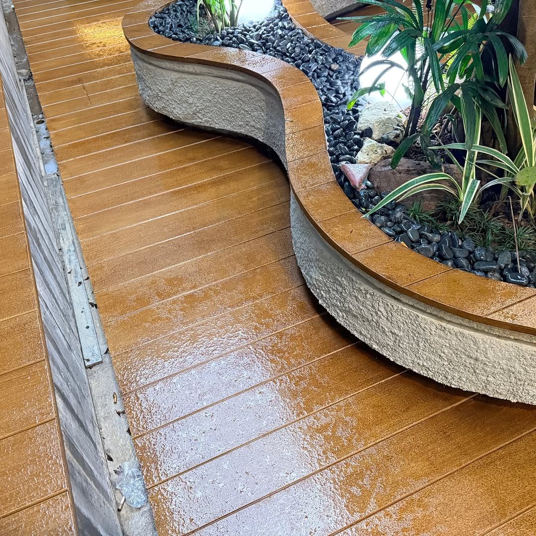 Curved Woodium deck around a planter
